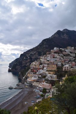 Pozitano şehrinin panoramik manzarası, turizmin merkezi.