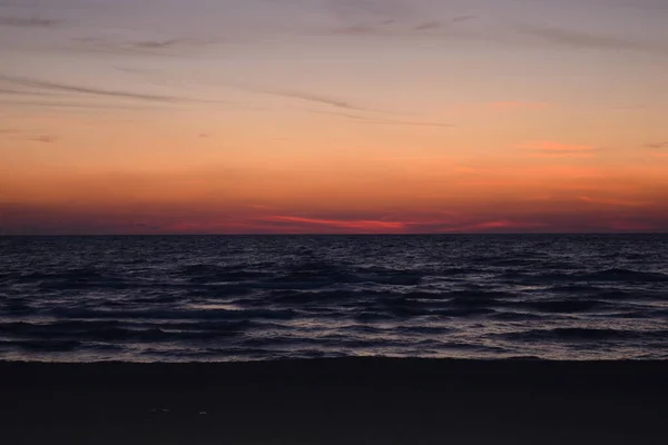 Renklerin ve özel efektlerin belirgin olduğu gün batımında deniz manzarası