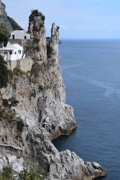 Amalfi kıyılarının panoramik manzarası, turizmin merkezi