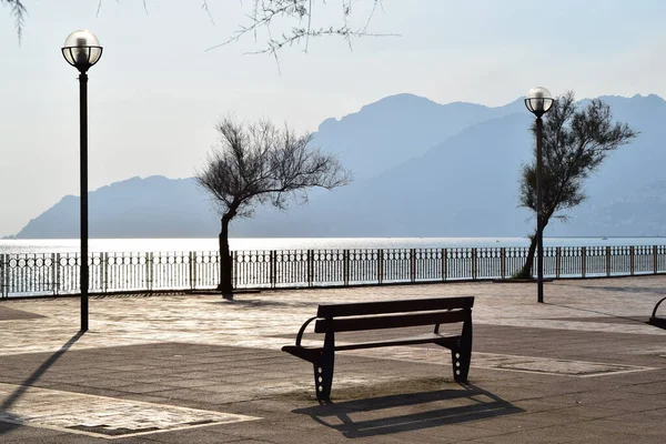 Güneşin sudaki yansımalarını dövdüğü deniz manzarası