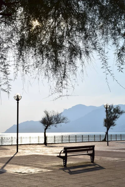 Güneş ışınlarını arka plandaki suya yansıtan deniz manzarası birçok turizme ev sahipliği yapan Amalfi sahili.