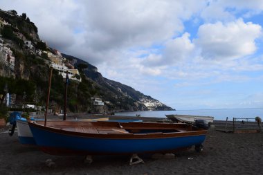 pozitano sahilinin deniz manzarası çok turizmin bulunduğu amalfi sahili.