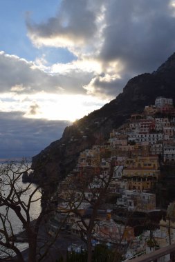 Amalfi kıyısındaki pozitano kasabasının manzarası, turizmin merkezi.
