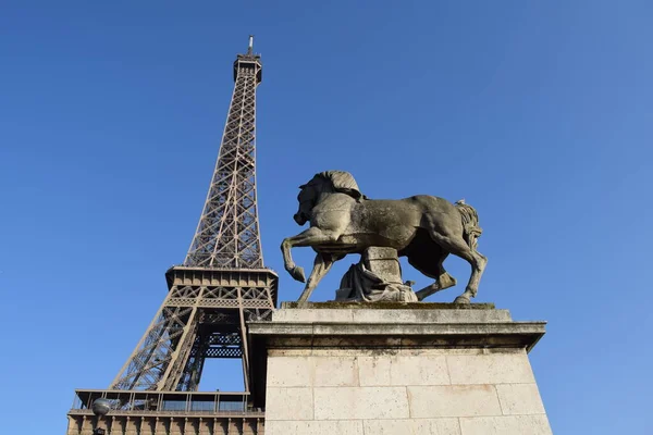 巴黎埃菲尔铁塔的古老建筑是许多旅游业的发源地 — 图库照片