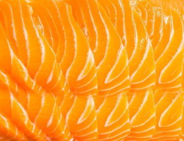 Somon balığı dilimlenmiş, sıra sıra somon balığı deseni yüksek omega-3 yağ asitleri, protein ve vitamin içerir.