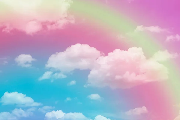 Schöne Pastellfarbe Mit Regenbogenschatten Auf Weißen Flauschigen Wolken Bunter Blauer — Stockfoto