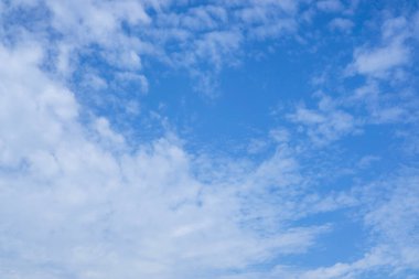 Gökyüzündeki güzel, beyaz, kabarık bulutların yukarıdan görünüşü