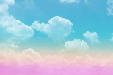 Beyaz kabarık bulutlar üzerinde gökkuşağı tonuyla güzel pastel rengi, arka planda renkli mavi gökyüzü, yukarı doğru görüş ve uzay görüntüsünü kopyala