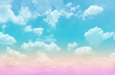 Beyaz kabarık bulutlar üzerinde gökkuşağı tonuyla güzel pastel rengi, arka planda renkli mavi gökyüzü, yukarı doğru görüş ve uzay görüntüsünü kopyala