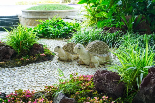 Hermoso Jardín Grava Pequeño Decorado Con Dos Tortugas Cerámica Centro — Foto de Stock