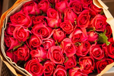 Kağıt sarılı pembe gül demetleri. Yakın çekim fotoğrafı.