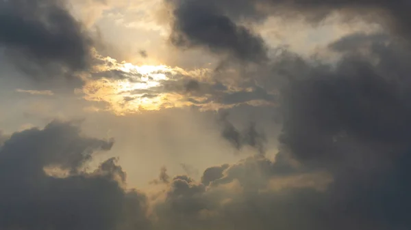Vista Para Cima Para Céu Cinzento Nublado Torno Sol Luz — Fotografia de Stock