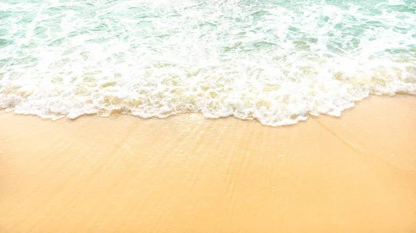 Areia Marrom Dourada Uma Praia Com Espuma Branca Onda Cor — Fotografia de Stock