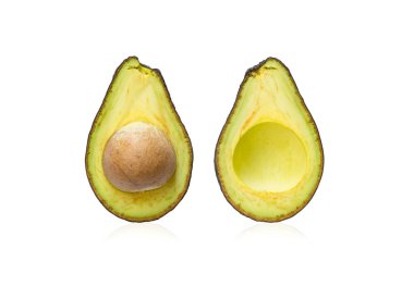 Yeşil bir avokado yarım meyve dilimlenmiş diekut ve kırpma yolu ile beyaz arka planda izole