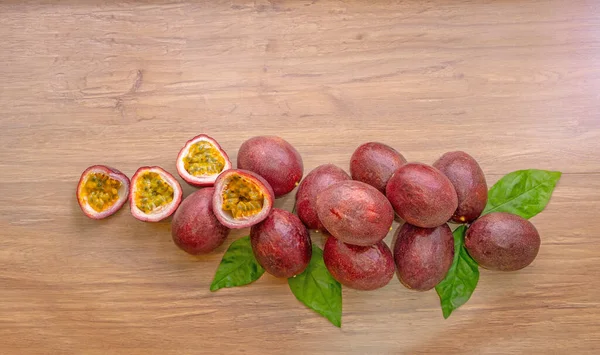 Een Groep Van Paarse Huid Passievruchten Plant Gesneden Ronde Vruchten — Stockfoto