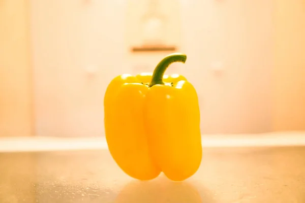 노란색 유기농 고추나 후추를 냉장고에 오렌지 선반에 — 스톡 사진