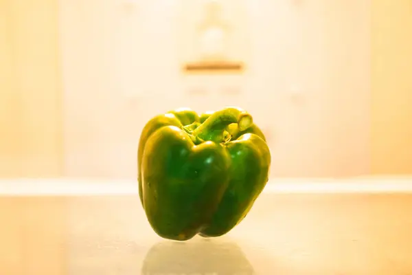 Green Peperoni Dolci Biologici Peperone Tenere Sugli Scaffali Sotto Luce — Foto Stock