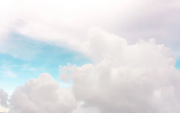 Nuvens Fofas Brancas Bonitas Céu Azul Turquesa Brilhante Pastel Dia — Fotografia de Stock