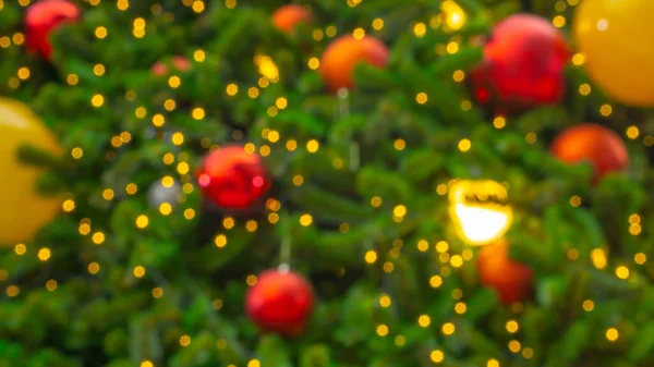 松の木の緑の葉に赤 黄色と白の光のボールとクリスマスツリーの装飾 メリークリスマスと幸せな新年を祝うための装飾シーズン — ストック写真