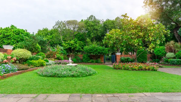 Güzel Bir Ngiliz Kır Evi Bahçesi Pürüzsüz Yeşil Çimenler Üzerinde — Stok fotoğraf