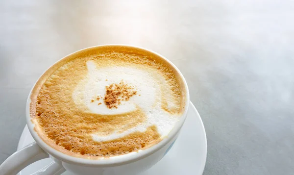 Bebida Saborosa Uma Xícara Café Capuccino Decorado Com Espuma Leite — Fotografia de Stock