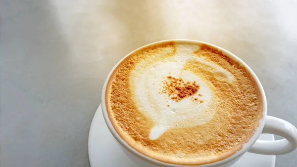 Sabrosa Bebida Una Taza Café Capuchino Decorado Con Esponjosa Espuma —  Fotos de Stock