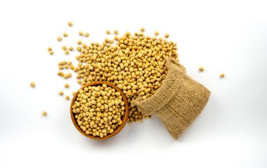 Kahverengi çuvalda ve tahta kasede Glycine Max fasulyesi olarak bilinen bir yığın soya fasulyesi.