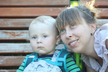 Tezgah üzerinde gülümseyen annesi ile şirin çocuk