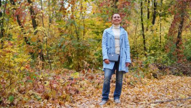 Mavi bir ceket ve sonbahar günü parkta zevk mutlu kadınlar. Sonbahar, sonbahar yaprak ruh.