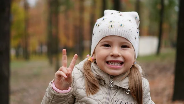屋外の公園でかわいいの笑顔の少女の肖像画 — ストック写真