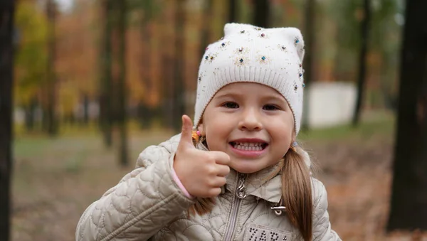 Uśmiechający Się Ładny Portret Świeżym Powietrzu Parku Dla Dzieci Kciuk — Zdjęcie stockowe