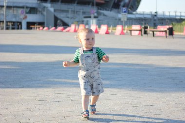 Yakışıklı yakışıklı açık asfalt döşeme zemin üzerinde yürüyor