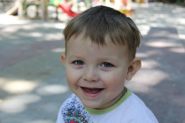 Αξιολάτρευτο Ευτυχισμένο Αγόρι Εξωτερικούς Χώρους Καλοκαιρινή Μέρα Αστείος Αγόρι Χαμόγελα — Φωτογραφία Αρχείου