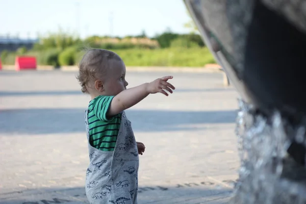 Mały Chłopiec Punkt Ręką Fontanny Kamienne Piłkę — Zdjęcie stockowe