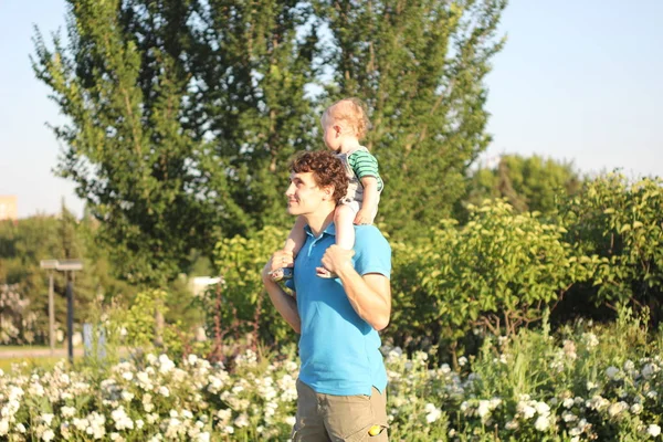 Enfant Monte Sur Les Épaules Papa Dans Parc Ensoleillé Sur — Photo