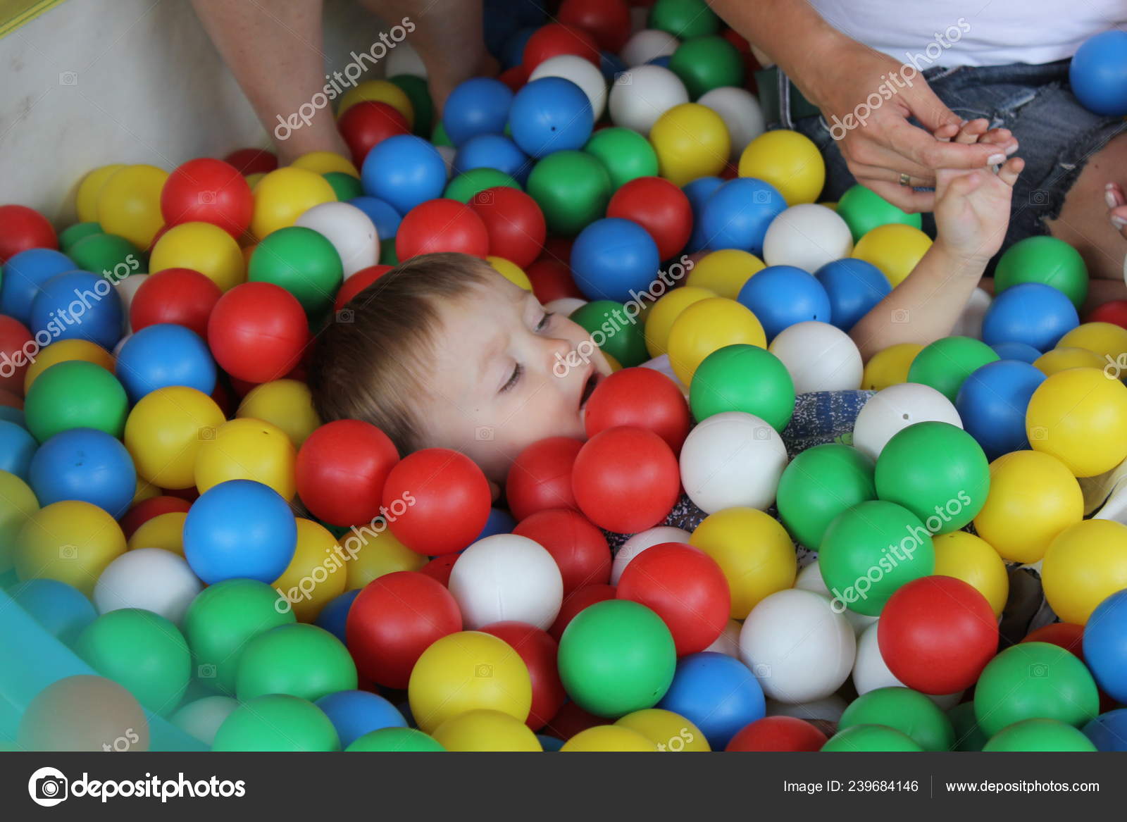 baby swimming pool with balls