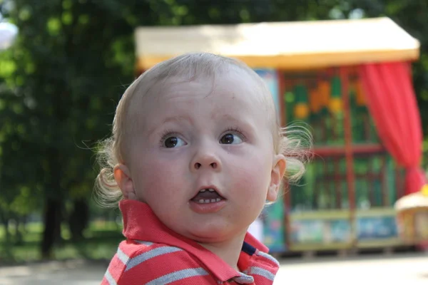 Söt Liten Blond Pojke Promenader Utomhus Parken Röd Baby Kostym — Stockfoto