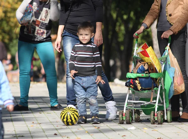 Сім Міському Зеленому Природному Парку Дитина Кавуновим Ячем Один Піаніно — стокове фото