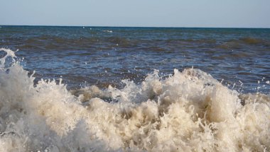 Güzel yaz denize yağdırdığı dalgalar sörf