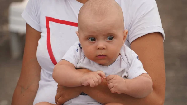 Portret Van Ernstige Baby Moeders Handen Zoek Naar Iets — Stockfoto