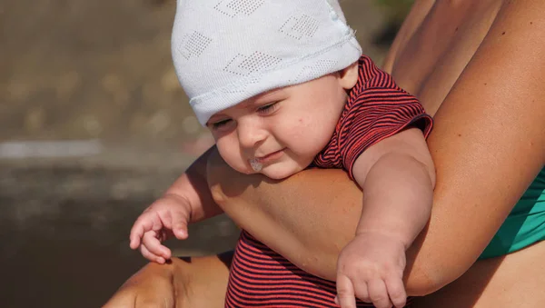 Porträt Des Lustigen Babys Mit Spucke Den Händen Das Etwas — Stockfoto