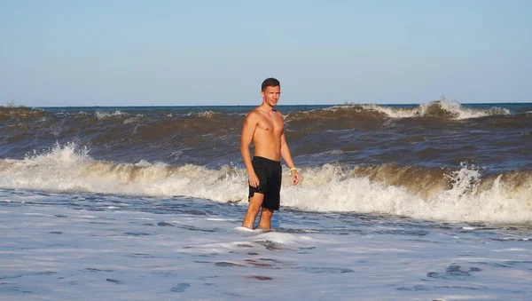 Αθλητική Νεαρό Άνδρα Στα Κύματα Surf Στην Παραλία Της Θάλασσας — Φωτογραφία Αρχείου