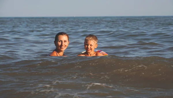 Mutter Und Sohn Schwimmen Meer Sommerurlaub Strand Glückliche Familie Schwimmt — Stockfoto