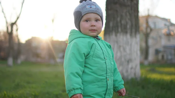 Jongetje Het Gazon Groen Herfst Met Speelgoed Zijn Hand — Stockfoto