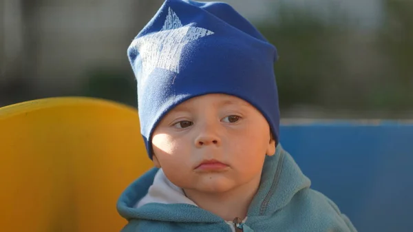 Bonito Menino Retrato Chapéu Azul Rua Cidade — Fotografia de Stock