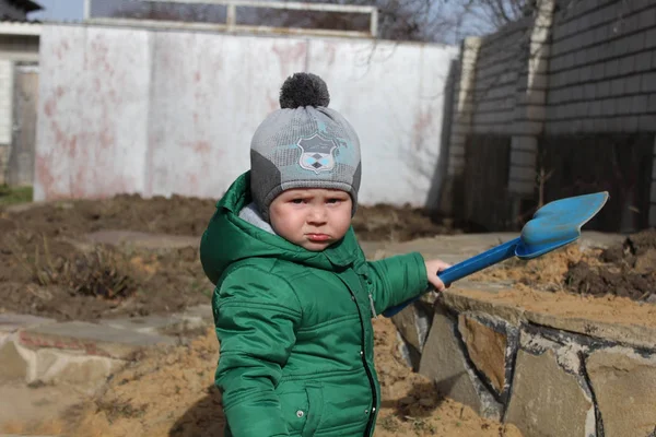 Mały Chłopiec Bawi Zabawka Szpadel Piasku Zewnątrz — Zdjęcie stockowe