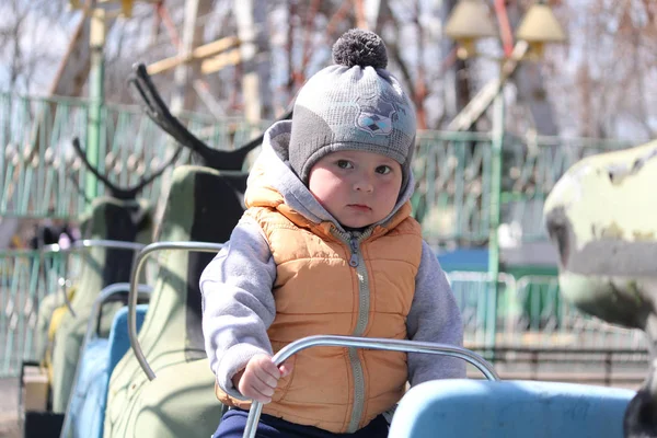 Niedliche Kleine Junge Porträt Mit Blauem Hut Auf Dem Spielplatz — Stockfoto
