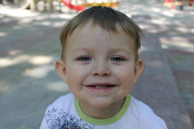 Açık havada yaz gününde çok güzel mutlu çocuk. Komik çocuk gülümsüyor