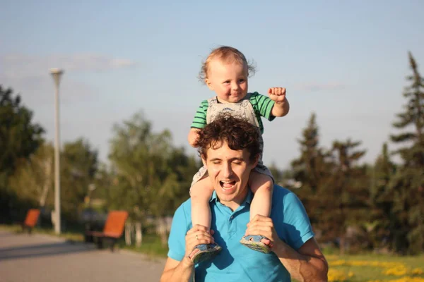 Enfant Monte Sur Les Épaules Papa Dans Parc Ensoleillé Père — Photo