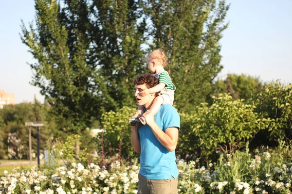 Enfant Monte Sur Les Épaules Papa Dans Parc Ensoleillé Sur — Photo